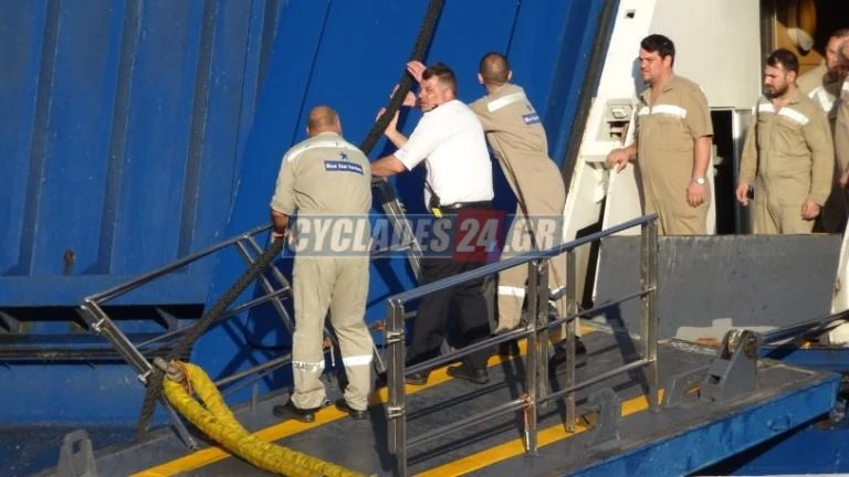 Αναχώρησε το Blue Star Paros έπειτα από την πρόσκρουση στο λιμάνι της Σύρου! Απίστευτη ταλαιπωρία (βίντεο)